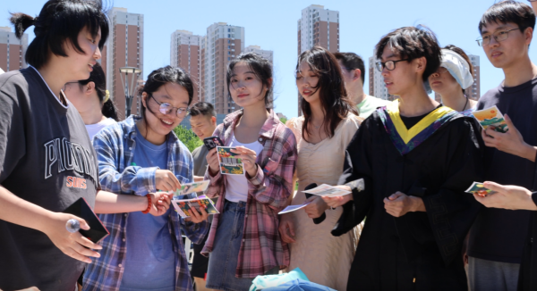 最美毕业季 天城大学子母校"打卡"留念