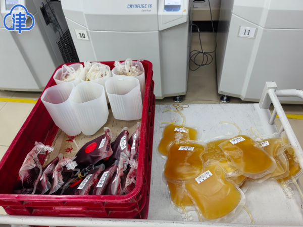 走进三楼机采中心,记者看到已有十几名献血者正在捐献血小板