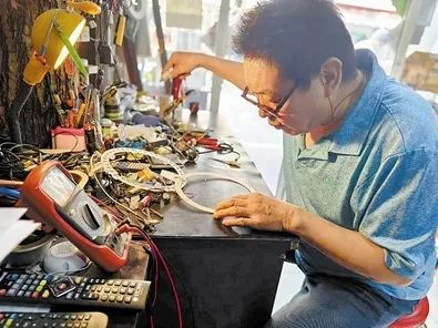 今晚报:河北区小小"修补巷" 藏着手艺人