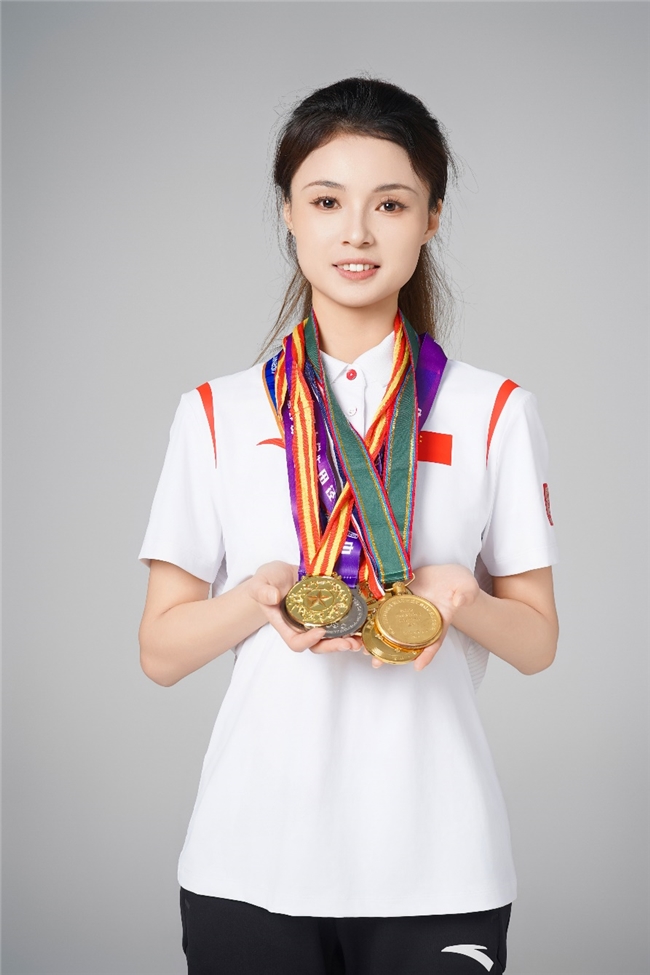 段丹丹作为田径世界杯冠军,其专业精神和坚韧不拔的形象深受大众喜爱