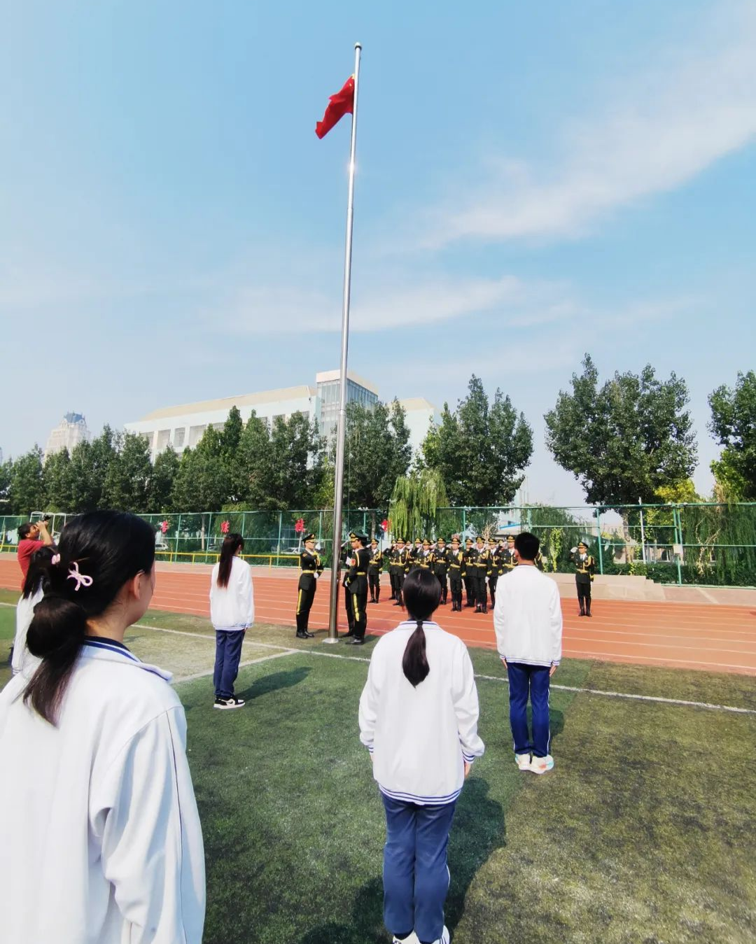 学校团员学生代表以《以青春之名,向祖国告白》为题进行国旗下的演讲